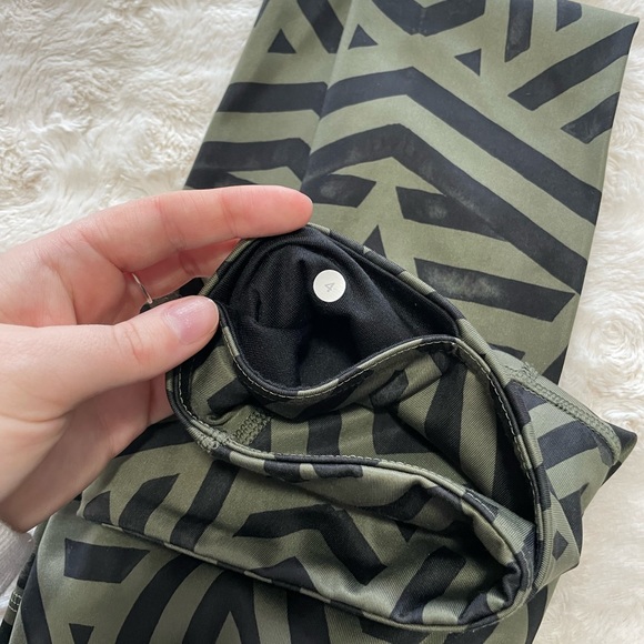 Lululemon Leggings Chevron Shuffle Fatigue - Picture 2 of 2